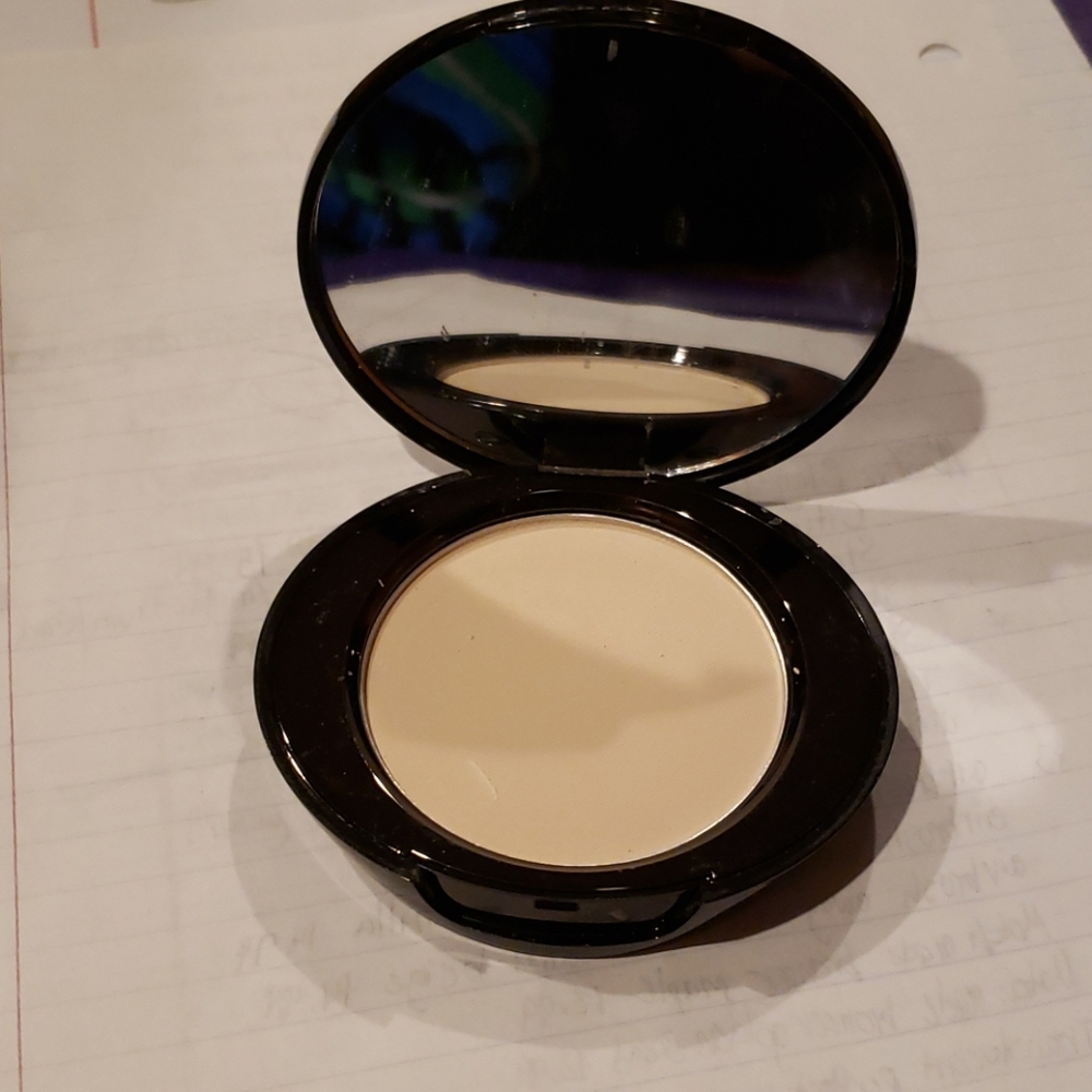 Translucent perfect light pressed powder